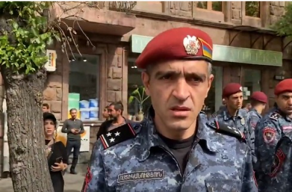 Առանց տարբերանշանի ոստիկաններ` խաղաղ ցույցի ժամանակ (տեսանյութ)